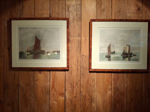 Paar maritieme prenten met blindstempel, ingelijst